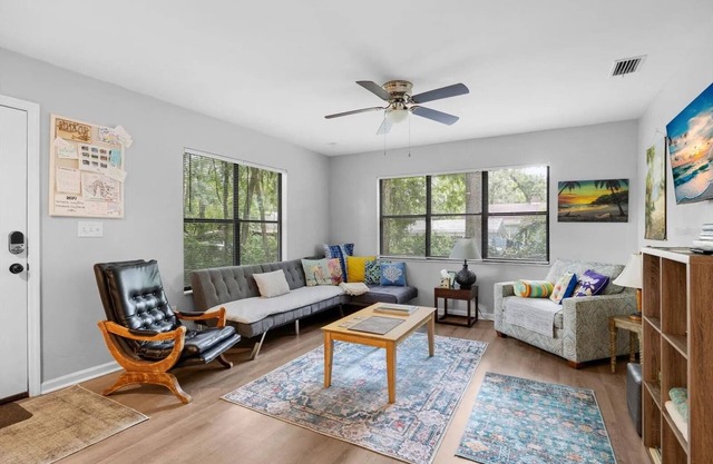 Guesthouse in High Springs with jacuzzi tub, Walk to downtown, Close to Springs!