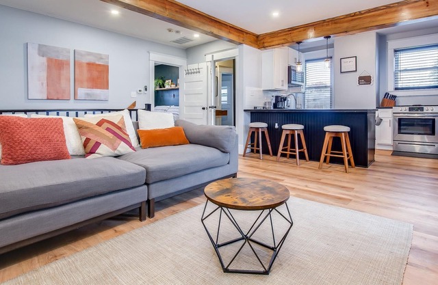 Guesthouse w/ fast wifi and RV Parking