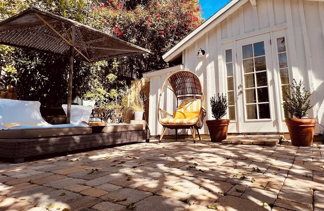 Guesthouse w Private Patio / Beautiful Views / Walk to Dining and Shopping