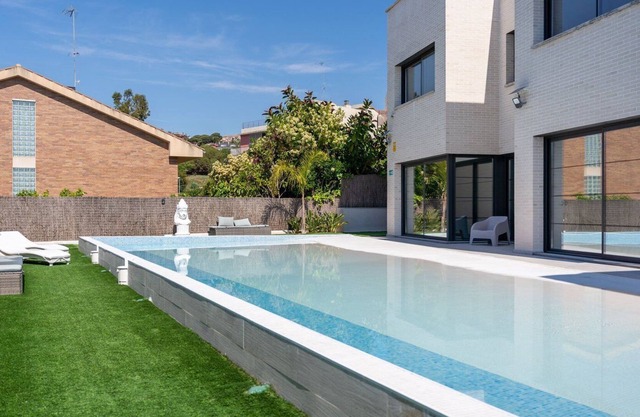 GuestReady - April Rose Pool Apartments 2.1