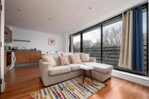 GuestReady - Modern home with balcony in London