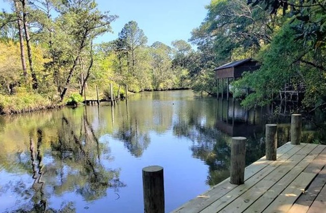 Gulf Shores Escape en el río