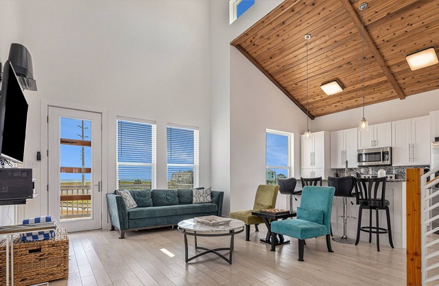 Gulf view beauty with vaulted ceilings, quick beach access, & community pool