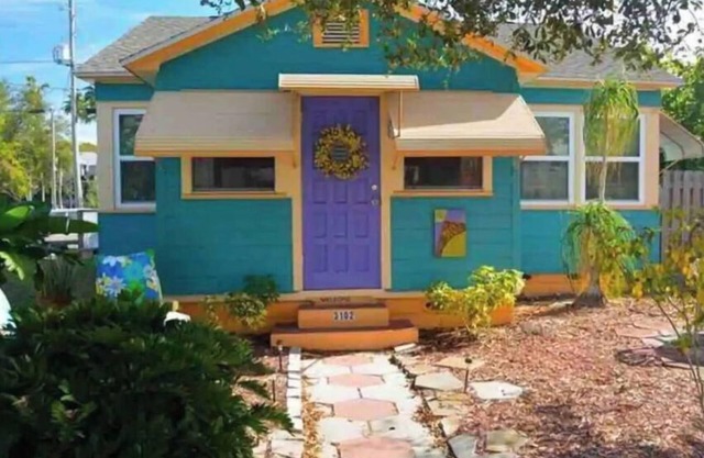 Gulfport Cottage STEPS to Beach & Restaurants