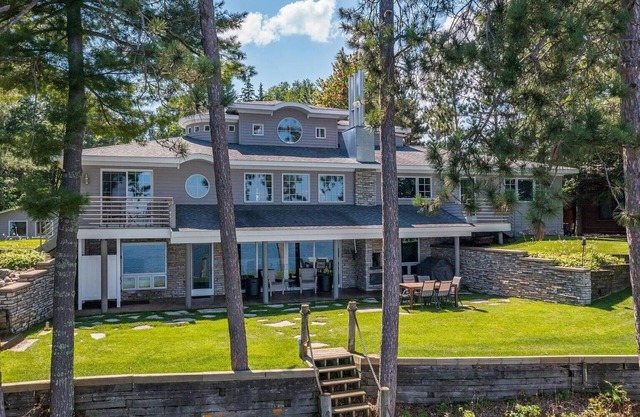 Gull Lake Luxury, 4-BR house with all the amenities you could ever want or need!