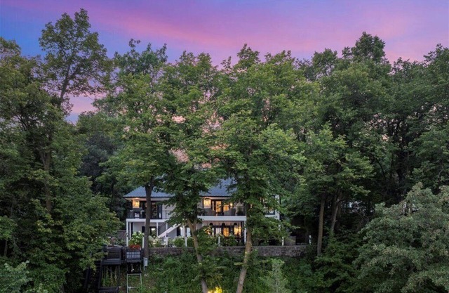 Gull Lake Luxury Home - Welcome to Birchbay