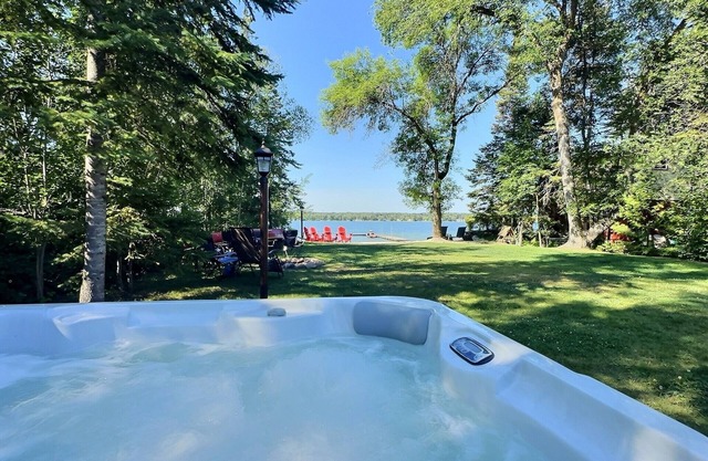 Gull Lake Retreat: Lakefront Cabin w/ Hot Tub
