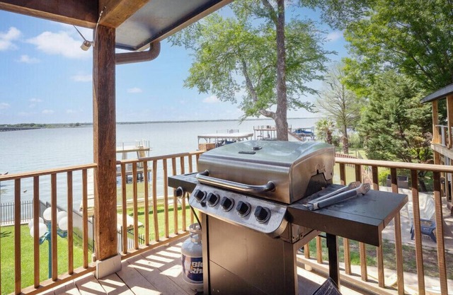 Gun Barrel Getaway-Waterfront, Hot Tub & Gameroom!