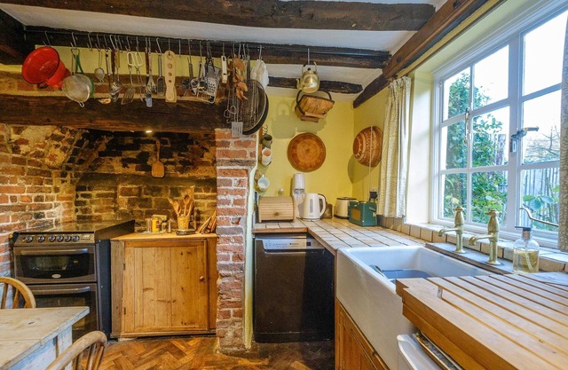 Gunhill Cottages - sleeps 6 guests in 3 bedrooms