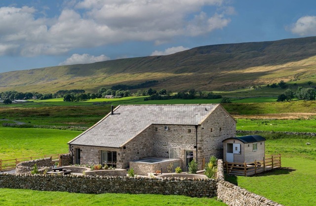 GUNNER LODGE, family friendly, with hot tub in Chapel-Le-Dale