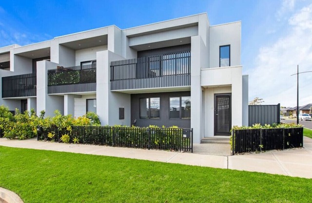 Guru’s Castle - Pet-Friendly Spacious 3 BR Home