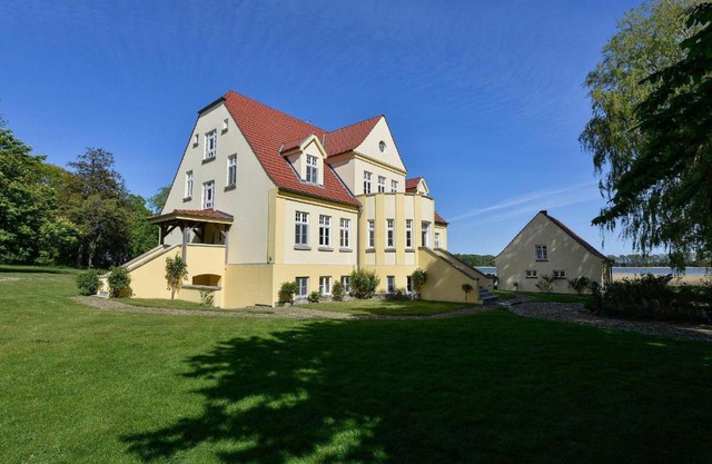 Gutshaus-Grubnow-Ferienwohnung-2-am-Wasser-Sauna-und-WLAN-incl