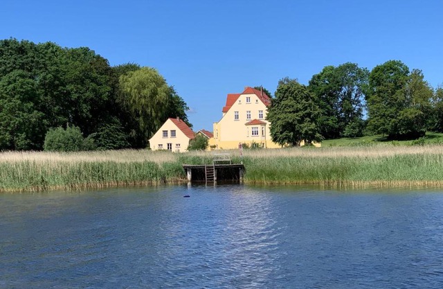 Gutshaus-Grubnow-Ferienwohnung-4-mit-Hund-am-Wasser-Sauna-und-WLAN-incl