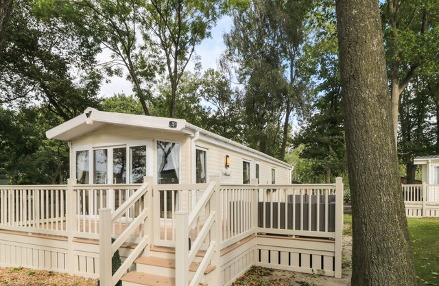 GW28 AT GOOSEWOOD HOLIDAY PARK, family friendly, with hot tub in Huby