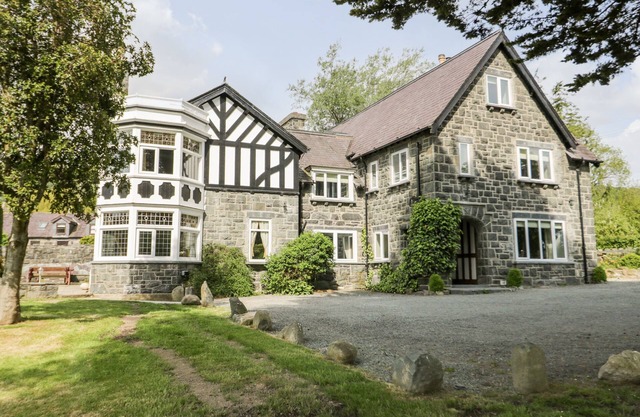 GWERN BORTER MANOR, pet friendly, character holiday cottage in Conwy