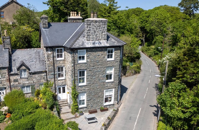 GWYNFRYN HOUSE, pet friendly, character holiday cottage in Llanbedr
