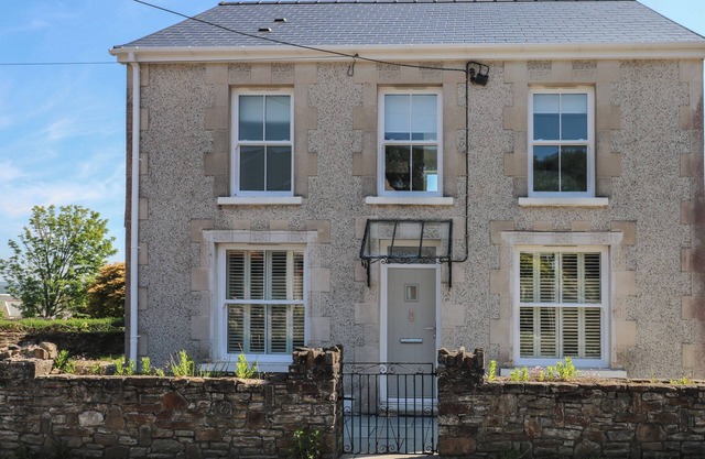 GWYNFRYN, pet friendly, with a garden in Pen-Clawdd