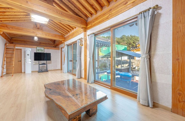 Gyeongju Adamwon Hanok Dokchae Pension
