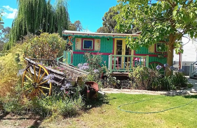 Gypsy Rose wagon peace and quiet Shepherd’s hut in Balingup, Australia