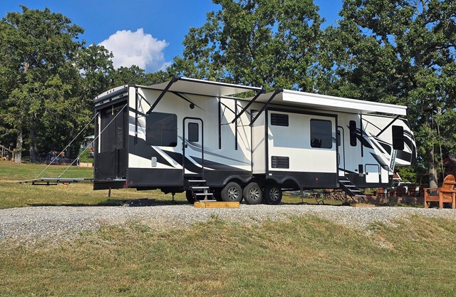 Gypsy Soul Glamping Escape – Upscale 5th Wheel Retreat with Mountain Views