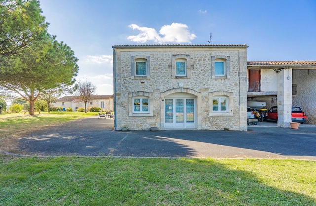 Casa 'Gite Aix Piscine Intérieure' con jardín compartido y Wi-Fi