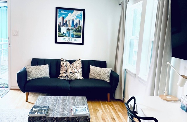 H-Town Guest Fave! Classy & Cute #15 Classy-Heart of Walkable Montrose District!