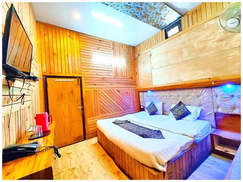 H0TEL THE - LAKE - VIEW - NAINITAL - NEAR MALL R0AD - Restaurant AND Free Wifi Available - Luxury Collection of Hotels with Spacious Room - Excellent Customer Service Awarded
