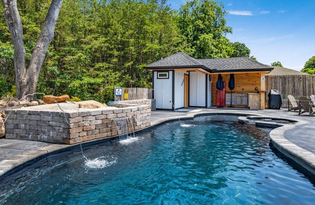 H2Oasis: Private Heated Outdoor Swimming Pool and Mountain Views