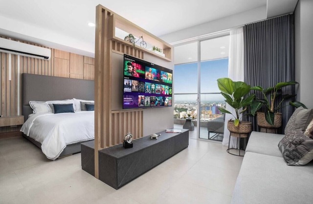 H804 - Cali's Finest Penthouse Studio