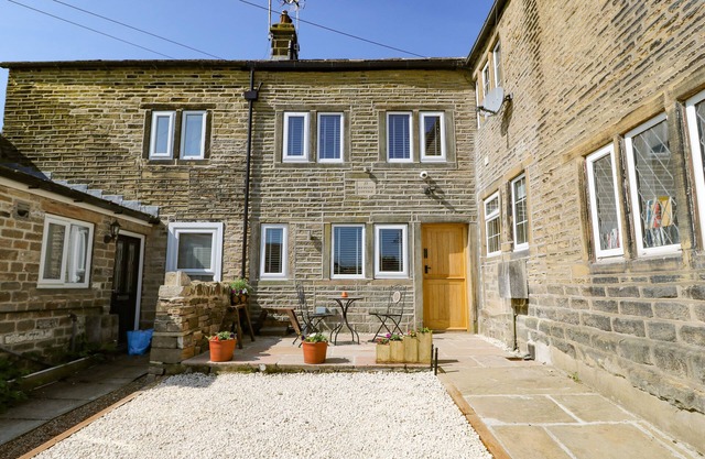 HA'PENNY COTTAGE, pet friendly, character holiday cottage in Meltham