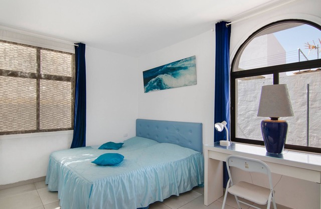 Habitación Azul Con Baño Privado' con vistas a la montaña, Wi-Fi y aire acondicionado.