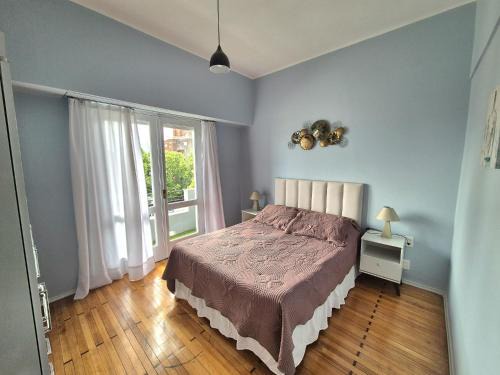 Habitación con balcón y baño privado en Centro de Montevideo