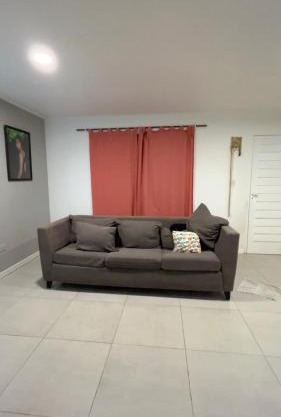 Habitación privada con cama matrimonial, baño y salida al jardín