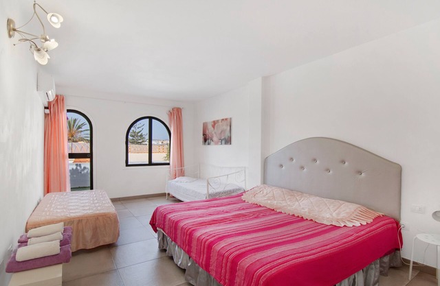Habitación Rosa' con vistas a la montaña, Wi-Fi y aire acondicionado.