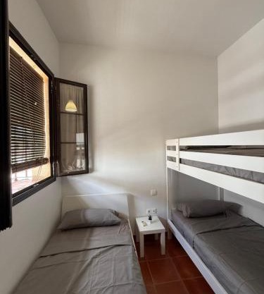 Habitación Triple con baño compartido SEVILLA DELUXE LOS ROSALES