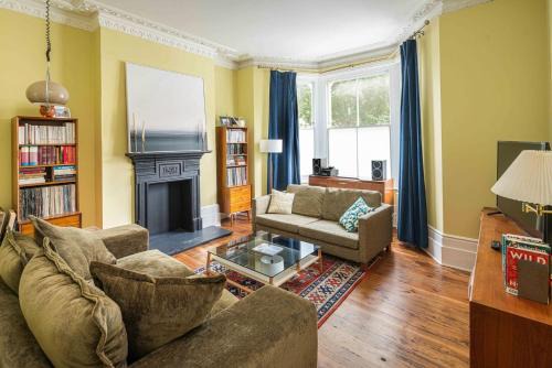 Hackney Haven: 5BD Stylish Family Gem