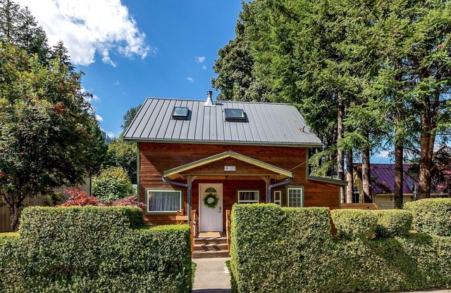 Hadley's Hideaway -Cottage w/ hot tub, fenced yard close to hikes & Stevens Pass ski hill