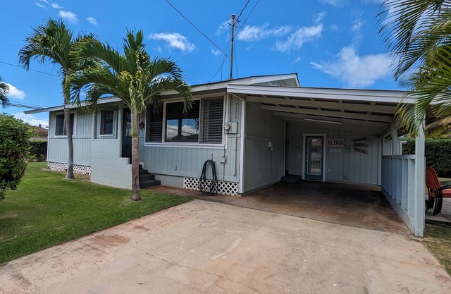 Hale Mano Kia - Classic 3BR West Side Bungalow . Steps from the beach! TVNC 5001