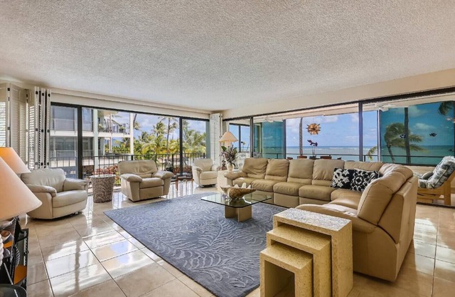 This condominium is a 3 bedroom(s), 2 bathrooms, located in Honolulu, HI.