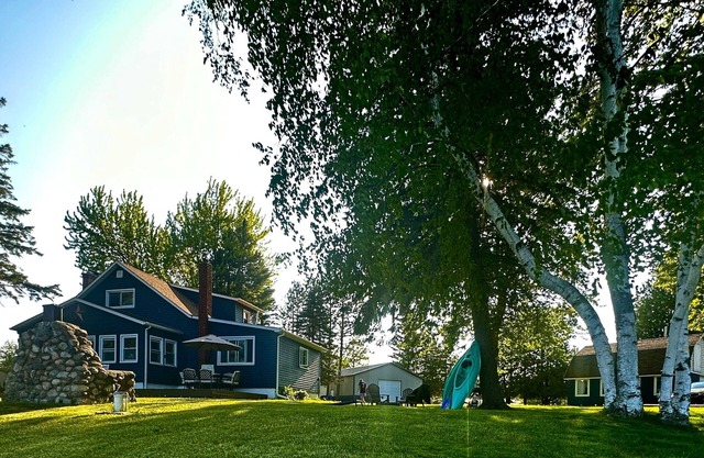 "Hale" of a Get - Away! Charming lakefront cottage on all sports Long Lake.