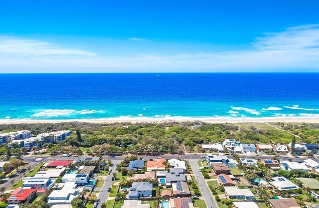 Halekulani Beach House – 100 steps to beach access