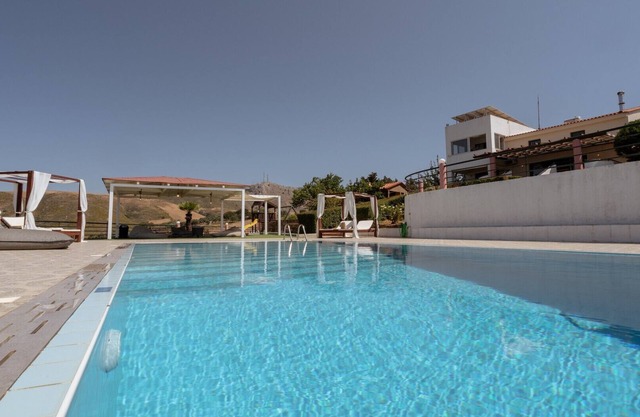 Halepa Hill! Magnífica villa de 4 dormitorios, con impresionantes vistas y piscina!
