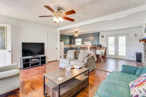 half Mi to Dtwn Dining! Cozy Hayesville Hideaway