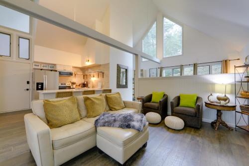 half Mi to Skiing Resort Getaway in Sapphire!