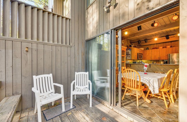 Half Mile to Ski Slopes: Conway Condo w/ Hot Tub!