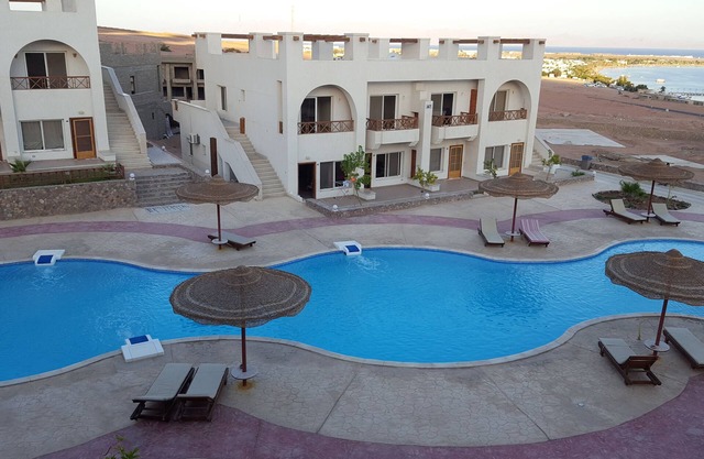 Half Moon - Sunny Dahab Sea view resort chalet con piscina y S. gratis y vista a la montaña