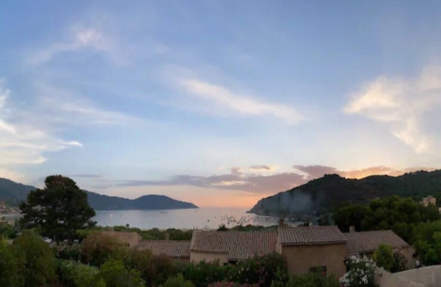 Half villa 200m from the beach with sea view.
