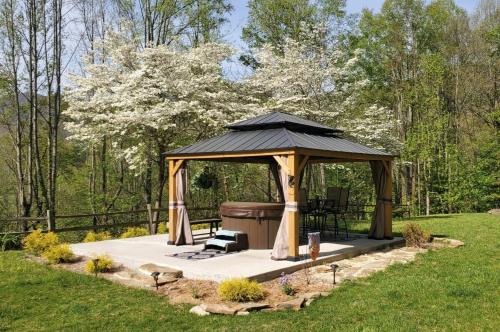 Halfback Ridge-heart of Maggie Valley-hot tub-fenced pet area-gazebo-views