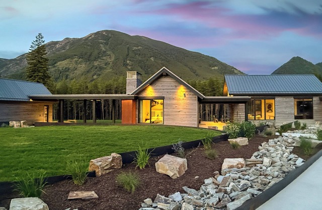 Halfmoon Camp | Luxury Near Glacier