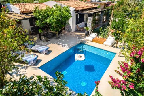 HALO Ligaria Suite 100m next to the beach with private pool